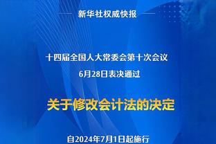 42岁伊布踢沙滩足球上演倒钩射门，身体状态依然出色